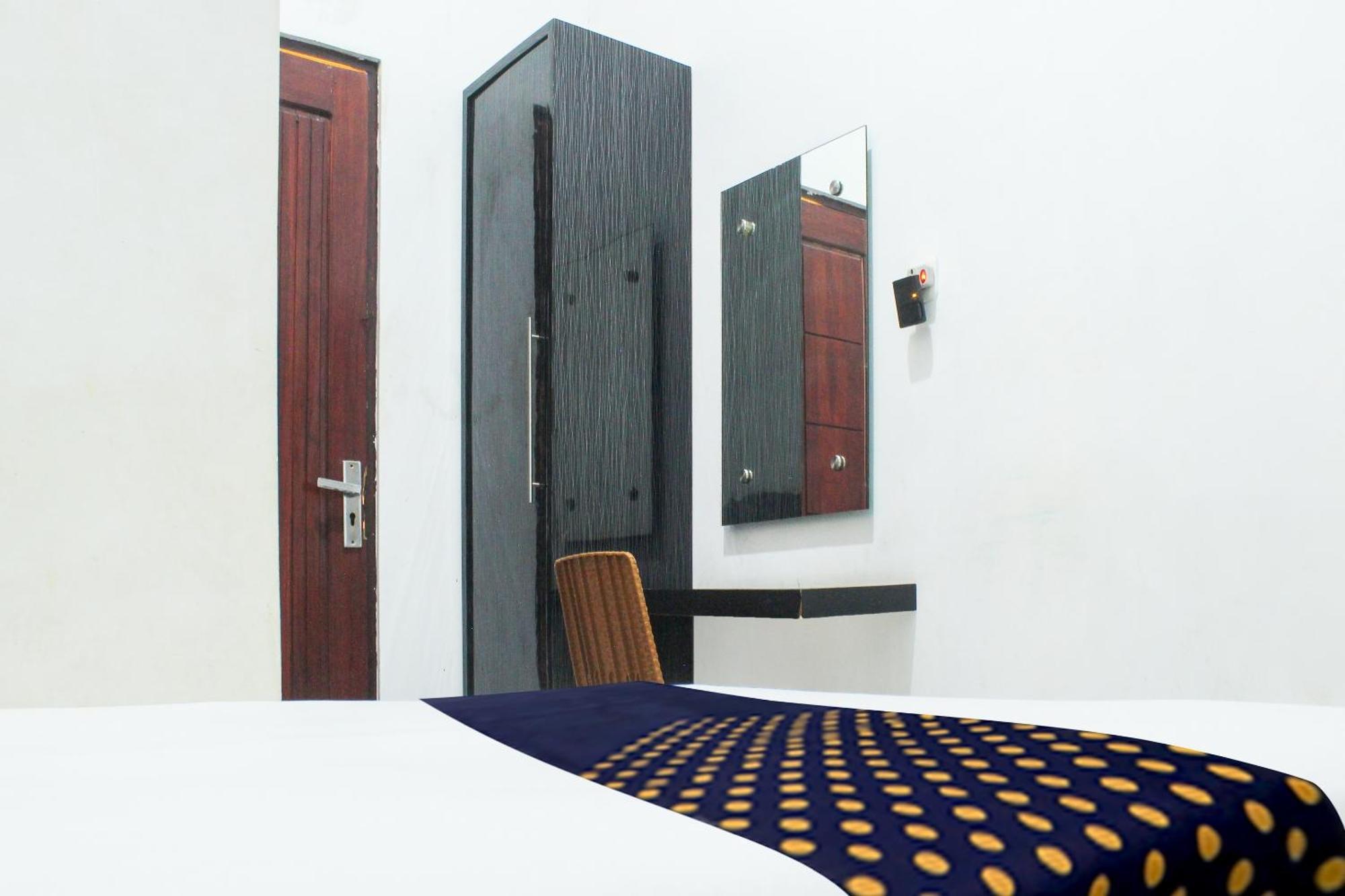 Spot On 3605 Clarichie Guest House Kupang  Exteriör bild