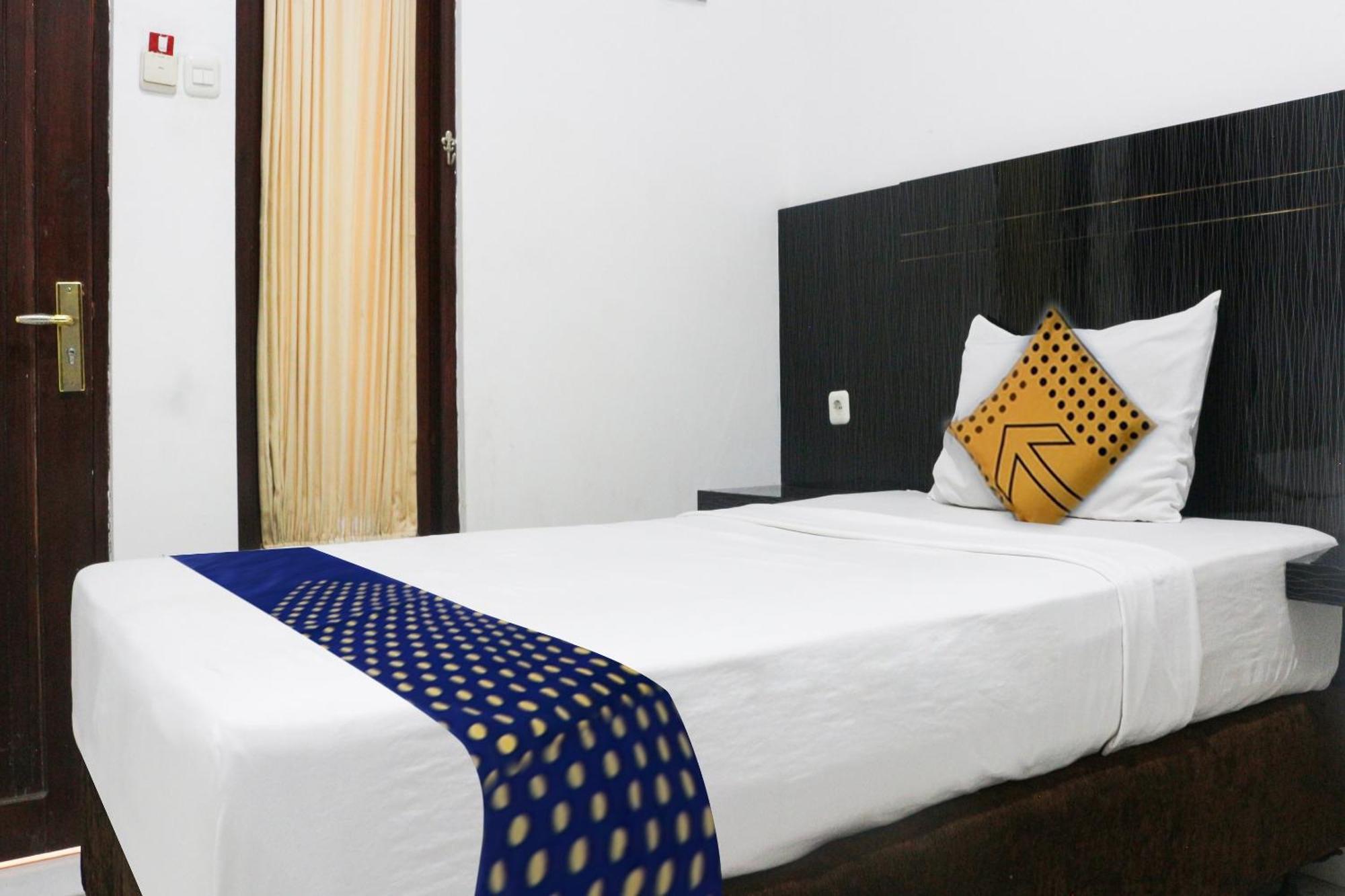 Spot On 3605 Clarichie Guest House Kupang  Exteriör bild
