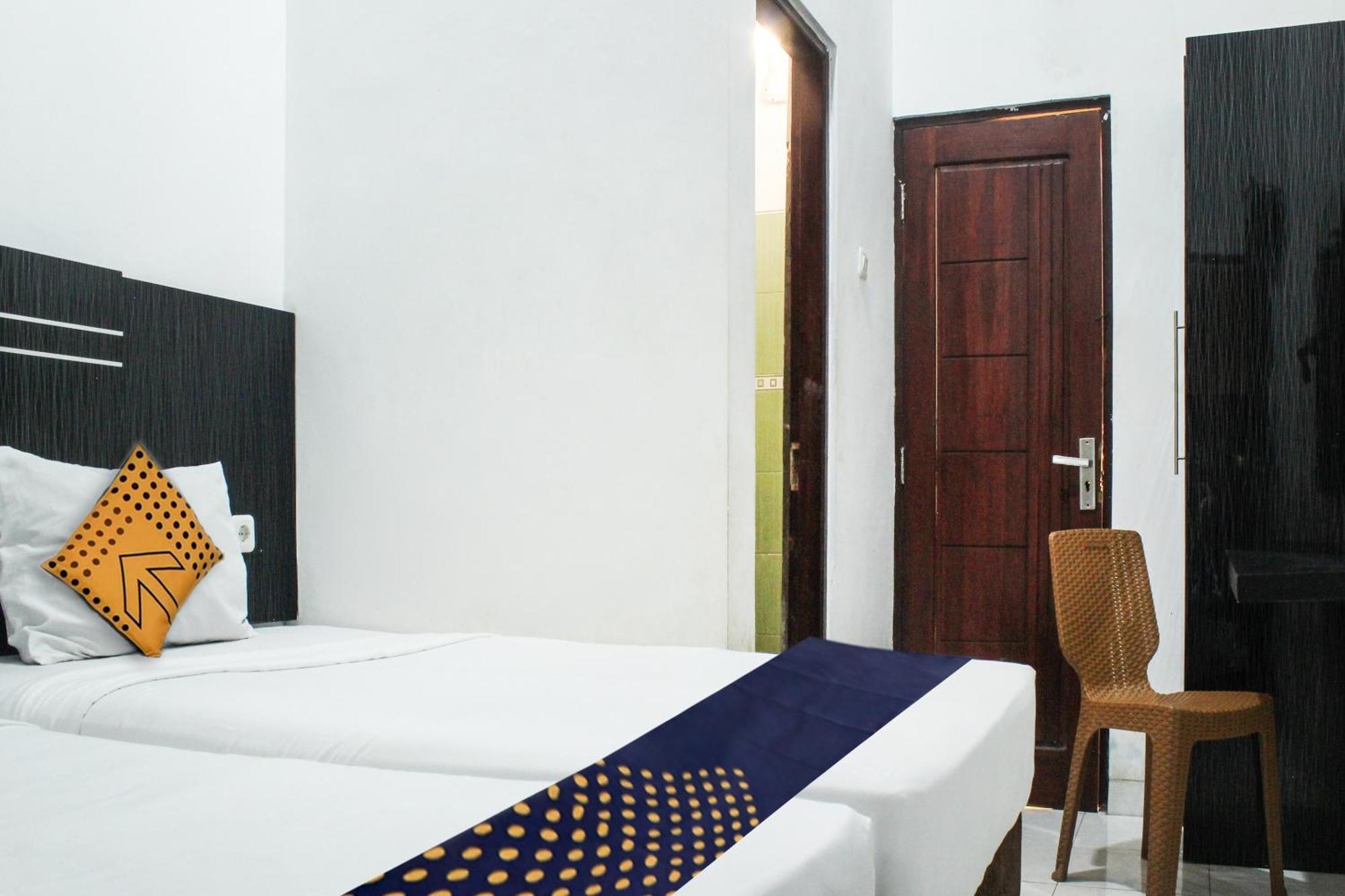 Spot On 3605 Clarichie Guest House Kupang  Exteriör bild